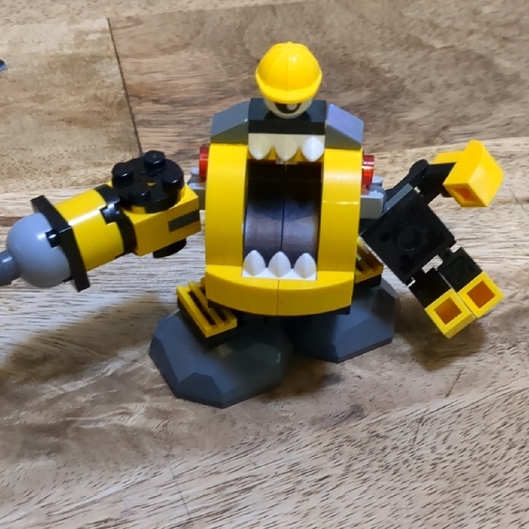 LEGO Mixels: 3 set Bundle - 41547 Wuzzo, 41547 Wuzzo, 41546 Forx - Picture 9 of 10